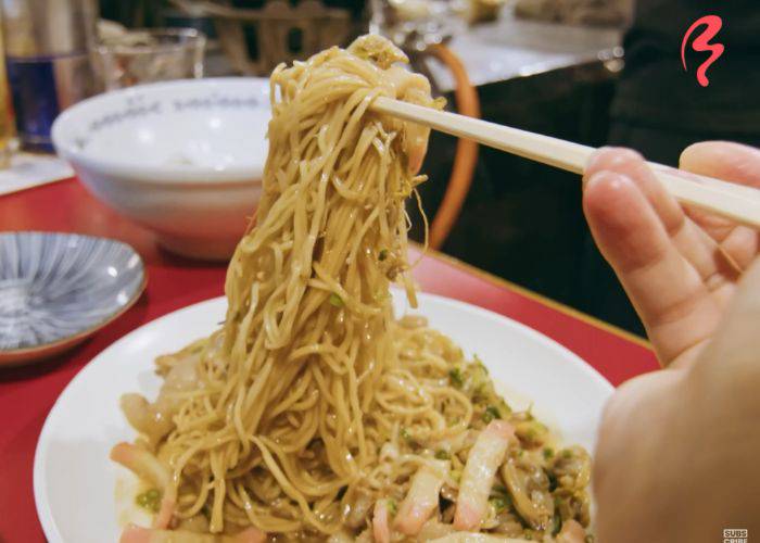 A fried ramen dish at the Barakamon yatai food stall in Fukuoka.